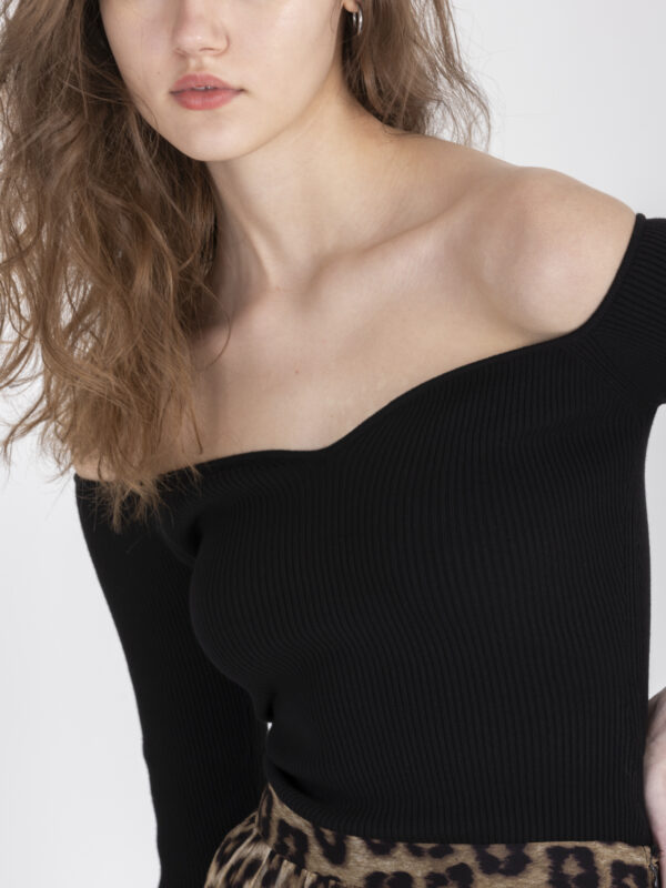 owai-black0knit-ribbed-top-sweatheart-neckline-fitted-bash-matchboxathens